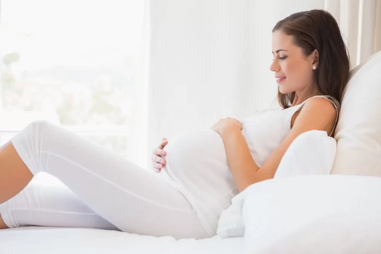 Hire a Professional Pregnancy Photographer - When’s The Right Time?